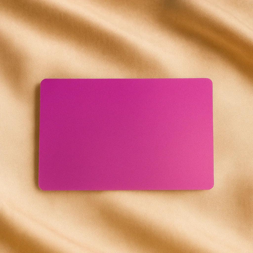 Metall Visitenkarten mit Gravur – Stilvoll, präzise & unvergesslich in rot gold schwarz pink rosa grün blau