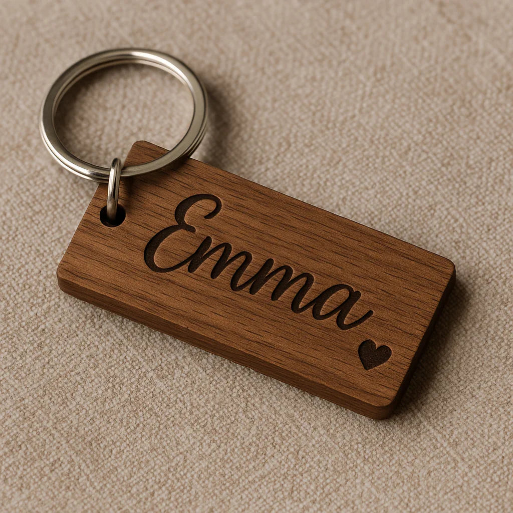 Personalisierter Walnussholz-Schlüsselanhänger mit graviertem Namen und Herz
