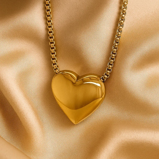 Herzanhänger aus Gold mit Gravur und Kette – Elena’s World