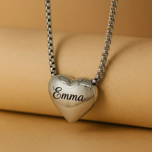 Detailansicht der Gravur auf silbernem Herzanhänger – Elena’s World