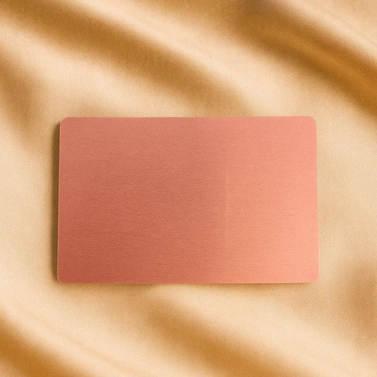 Metall Visitenkarten mit Gravur – Stilvoll, präzise & unvergesslich in rot gold schwarz pink rosa grün blau